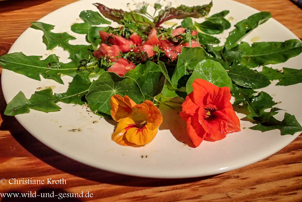 Wildkräutersalat mit Tomaten