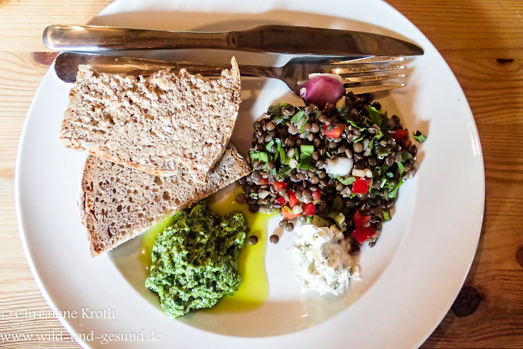 Linsensalat und Wildkräuter-Pesto